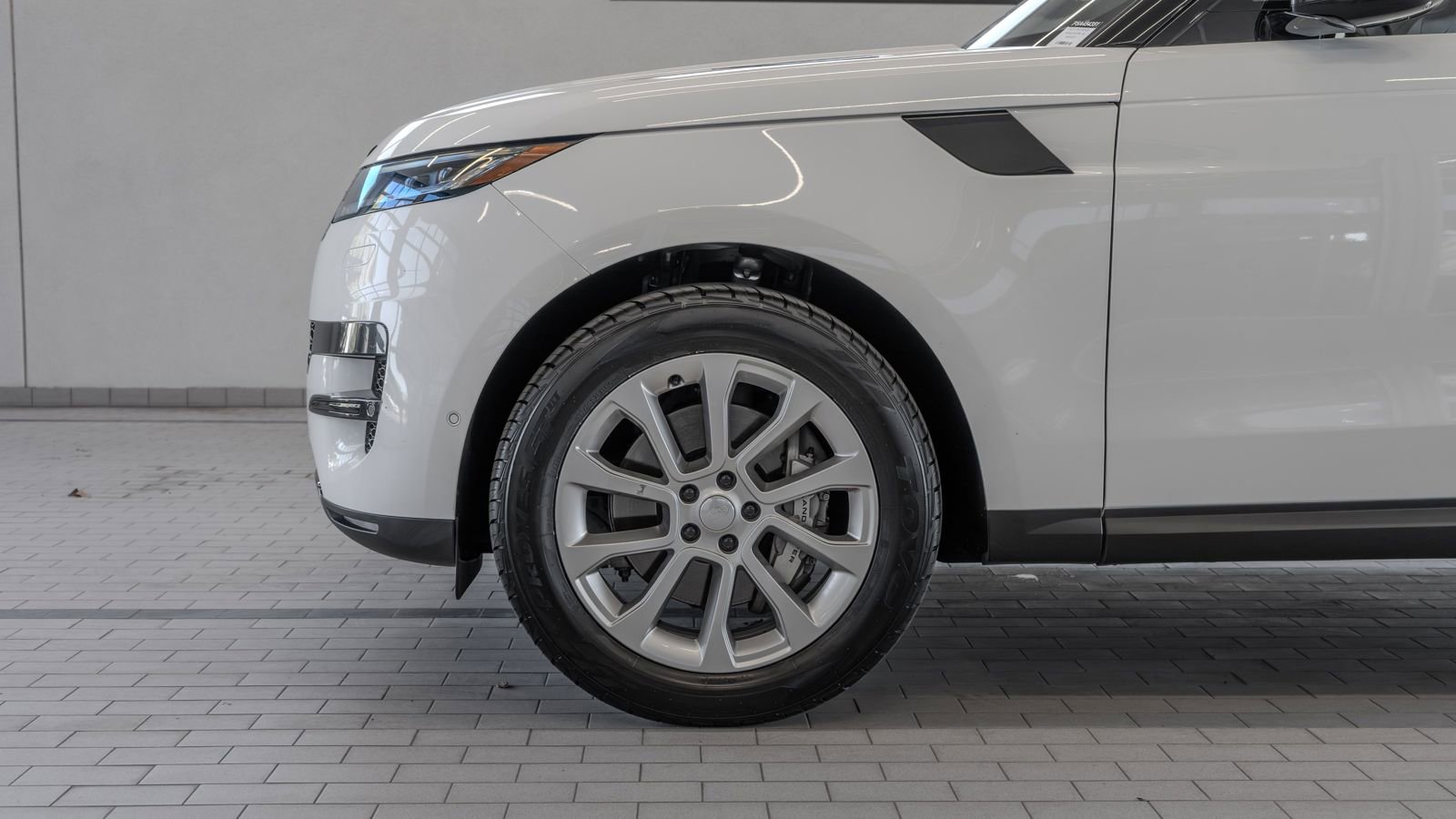 Used 2025 Land Rover Range Rover Sport SE AWD/4WD image 4