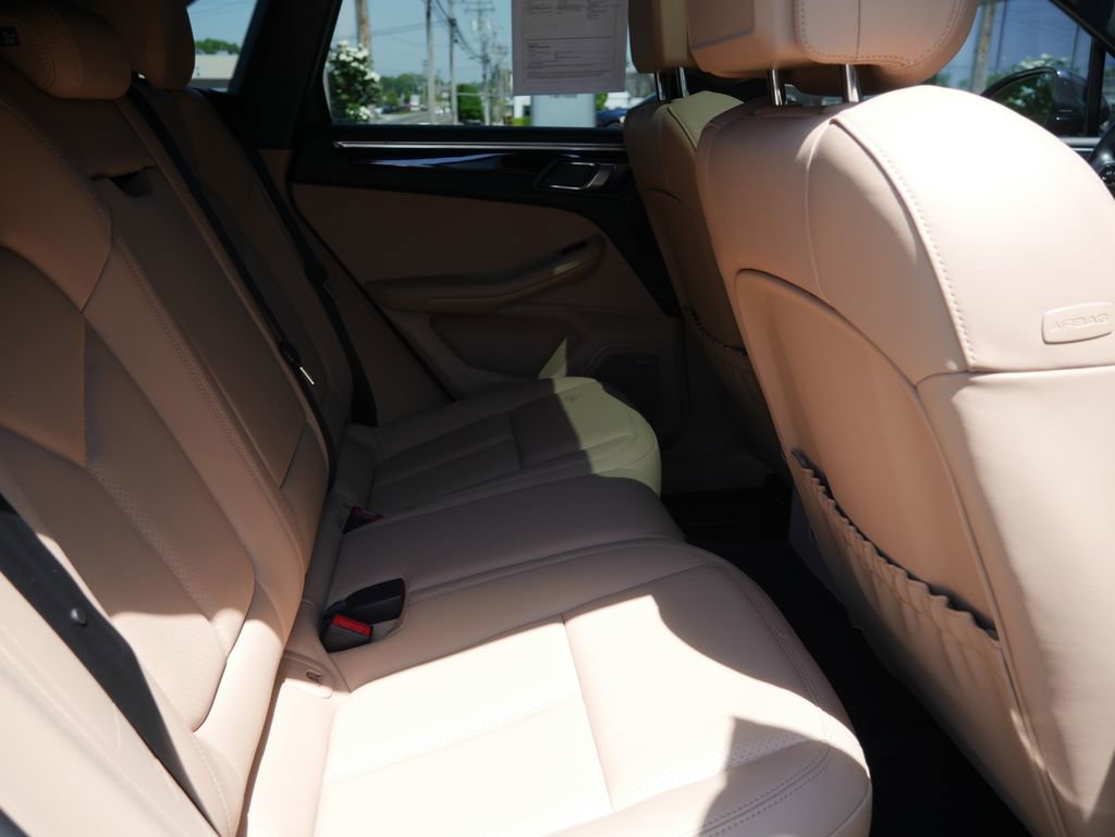 Certified 2023 Porsche Macan S AWD/4WD image 28