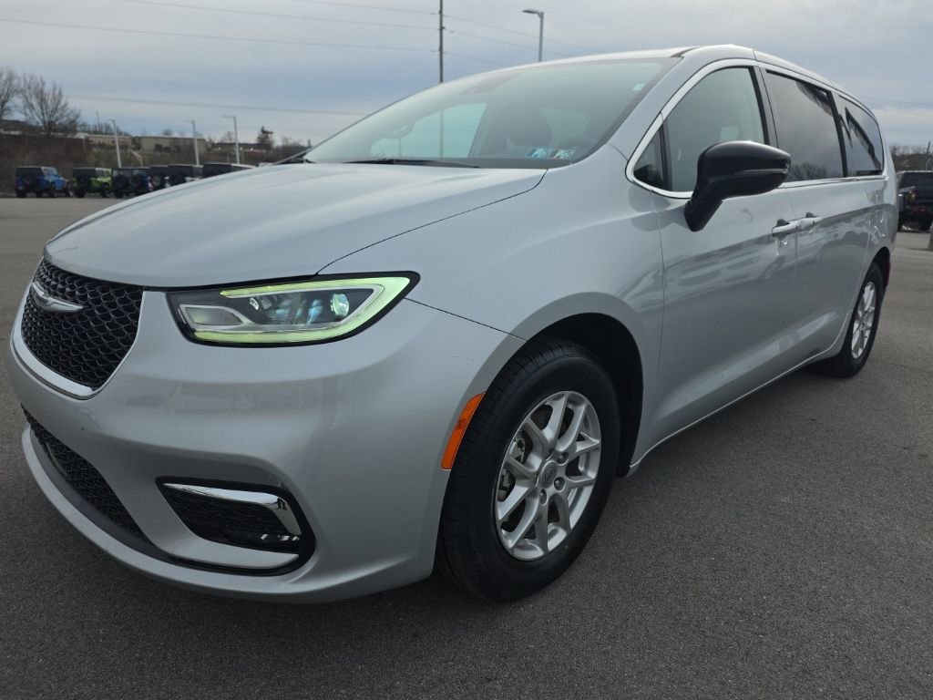 Used 2024 Chrysler Pacifica Touring-L FWD image 1