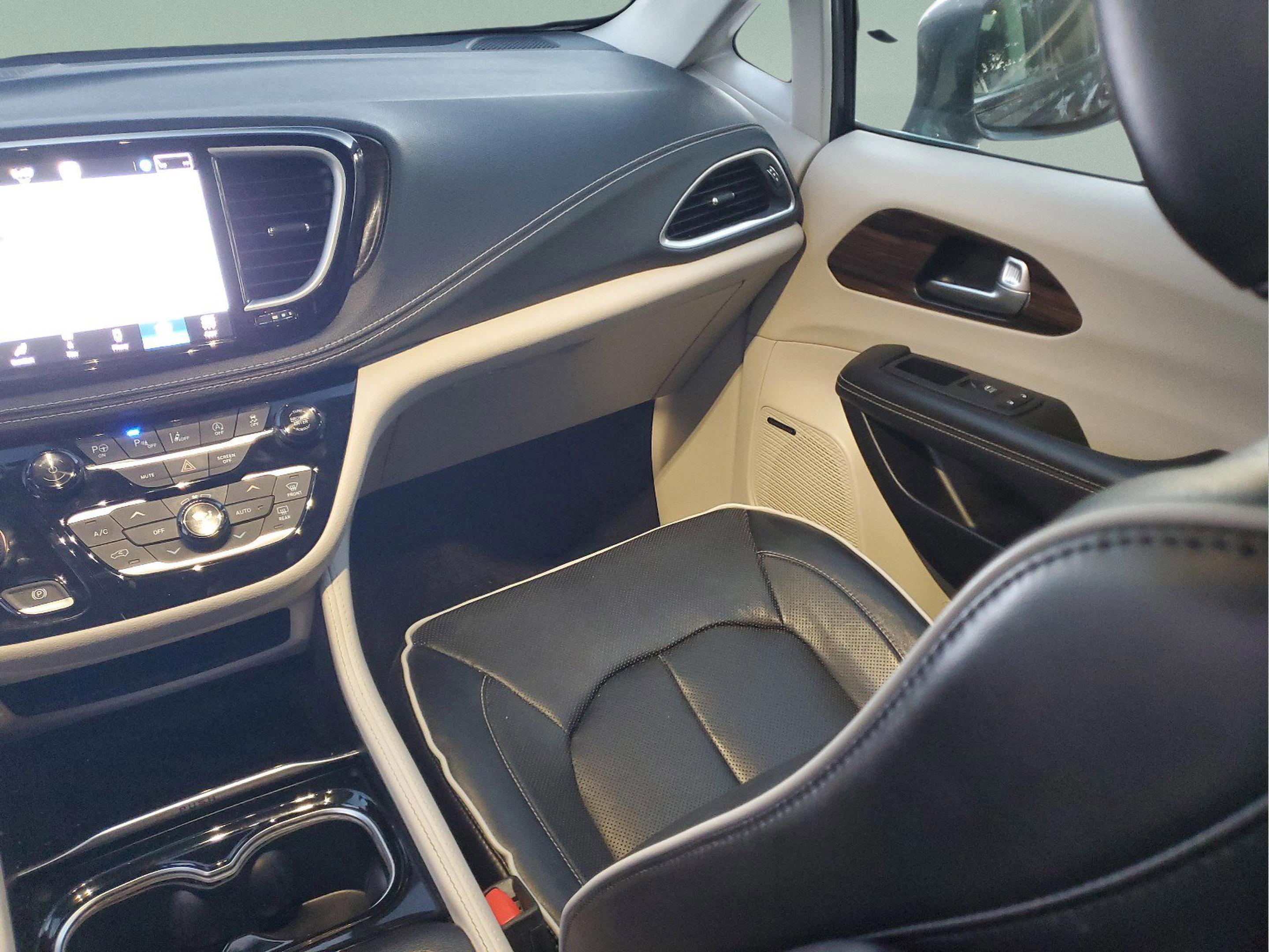 Certified 2022 Chrysler Pacifica Limited FWD image 11