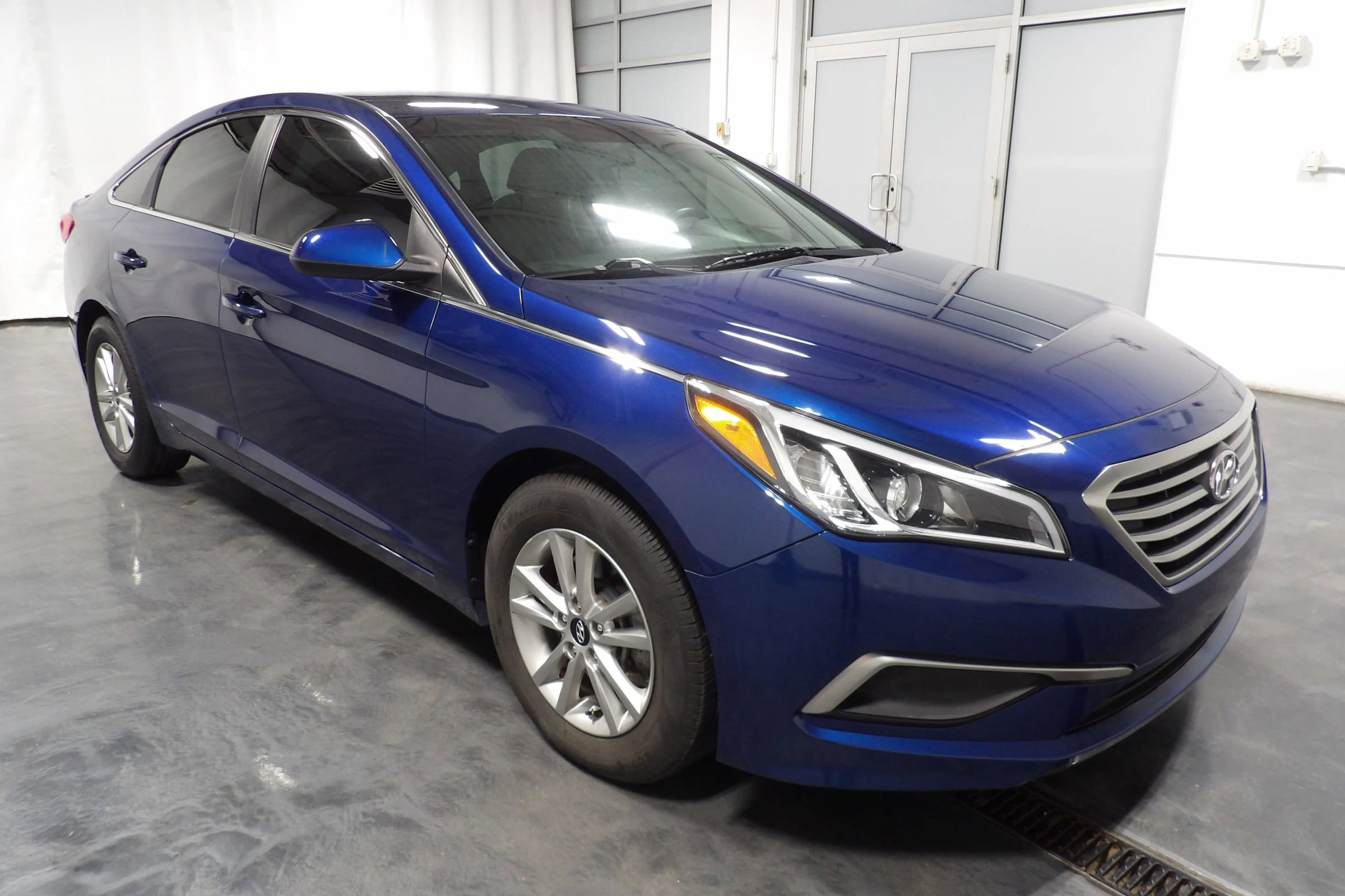 Used 2017 Hyundai Sonata SE image 2