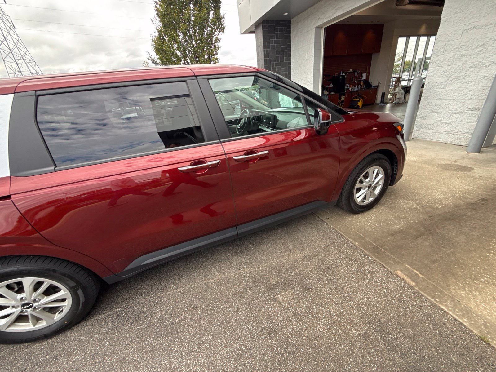 Used 2024 Kia Carnival LX FWD image 25