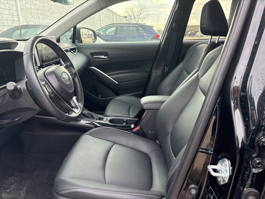 Used 2025 Toyota Corolla Cross XLE image 12