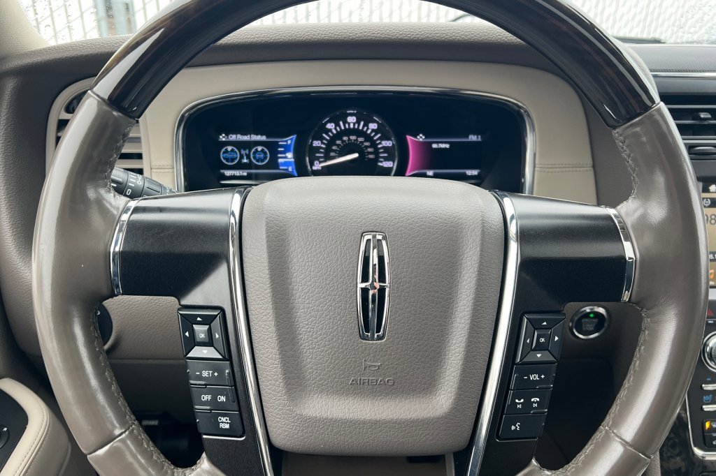 Used 2016 Lincoln Navigator Select image 22