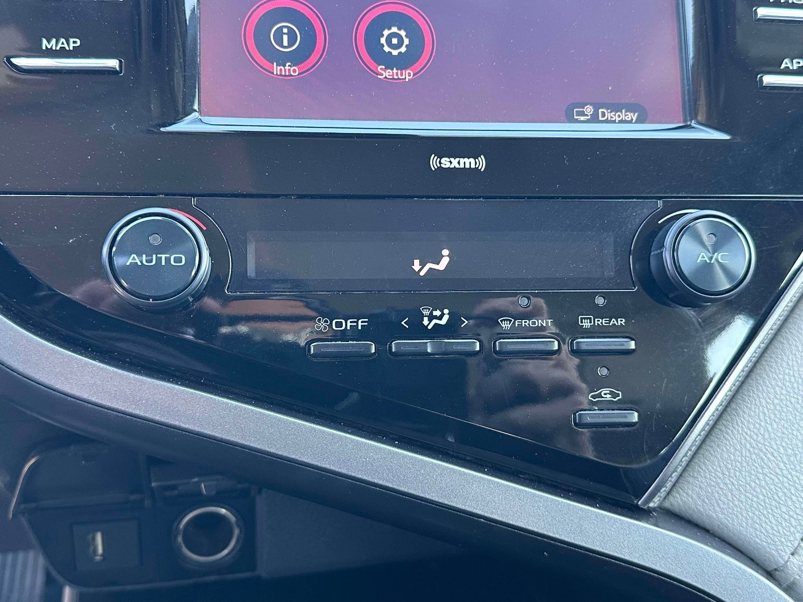 Used 2020 Toyota Camry SE image 11