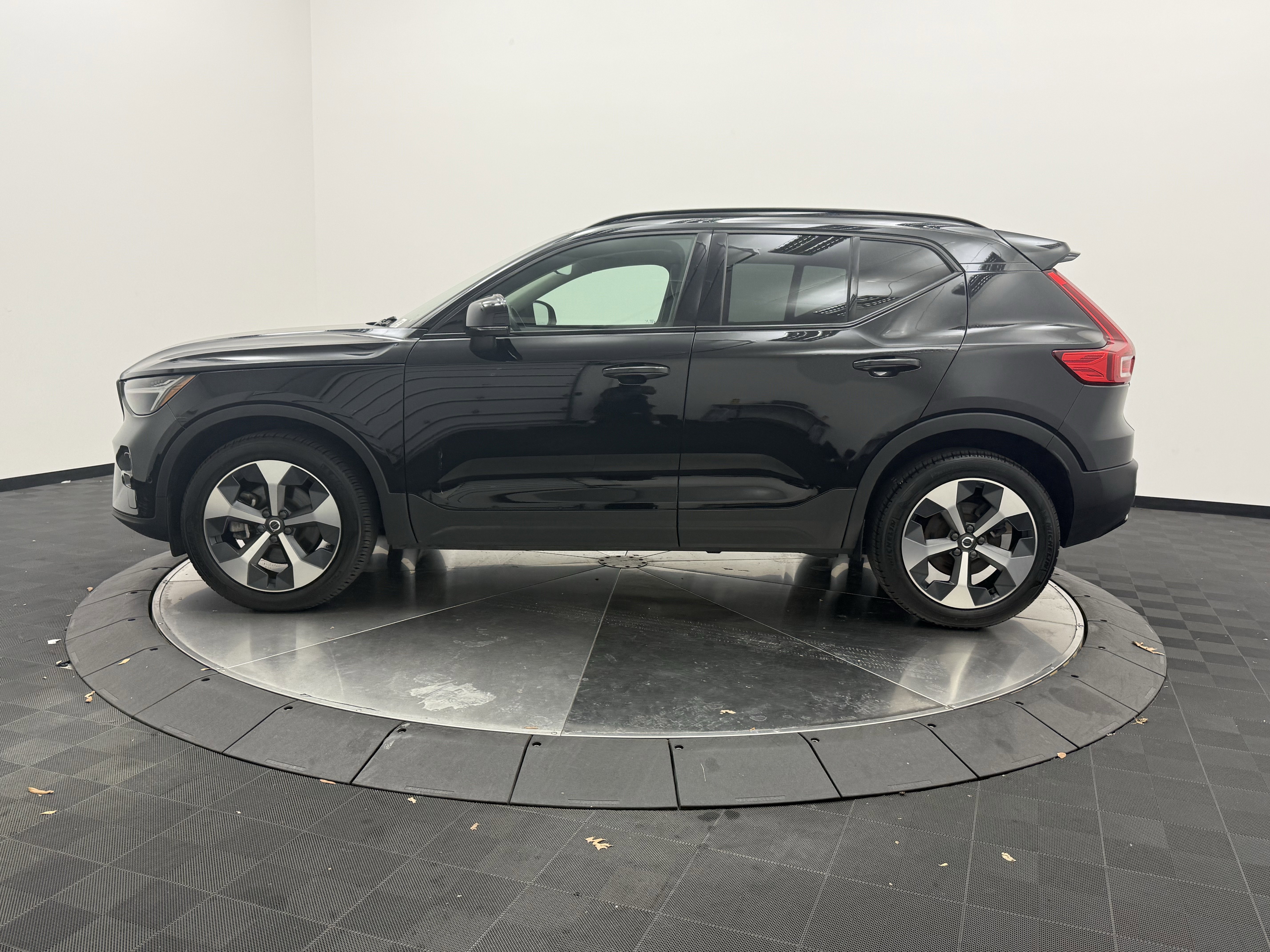 Certified 2023 Volvo XC40 B5 Plus w/ Driver Assist Package image 4