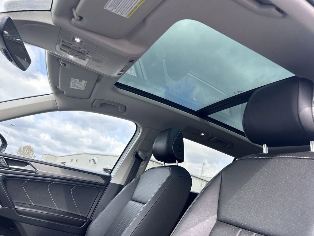 Certified 2023 Volkswagen Tiguan SE w/ Panoramic Sunroof Package FWD image 26
