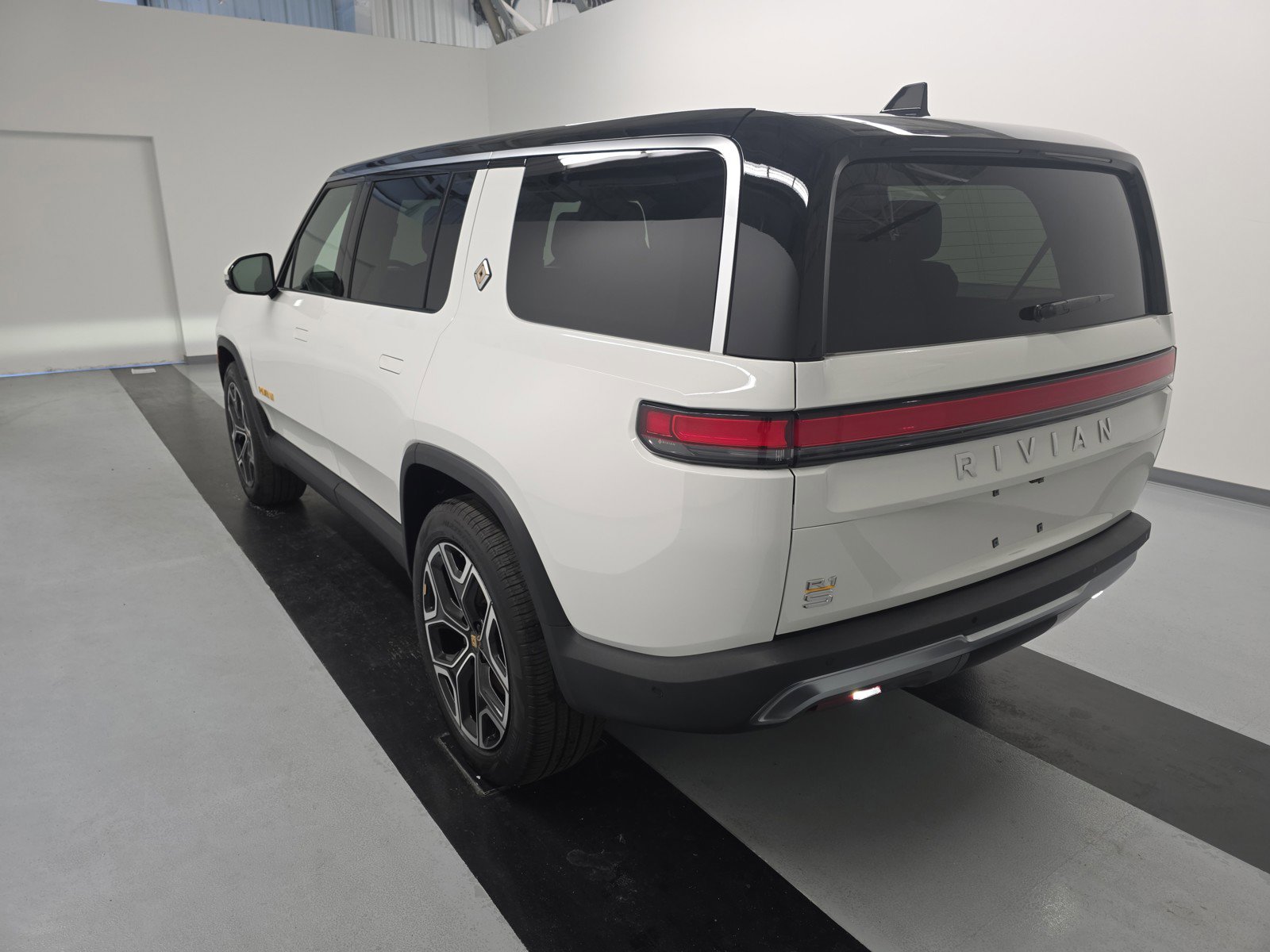 Used 2024 Rivian R1S Adventure AWD/4WD image 3