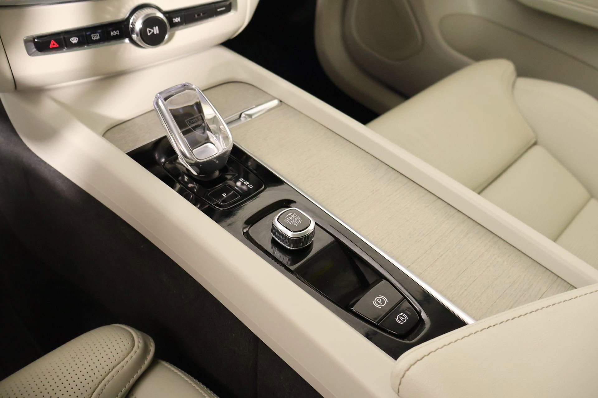 Used 2023 Volvo XC60 B5 Ultimate w/ Climate Package image 9