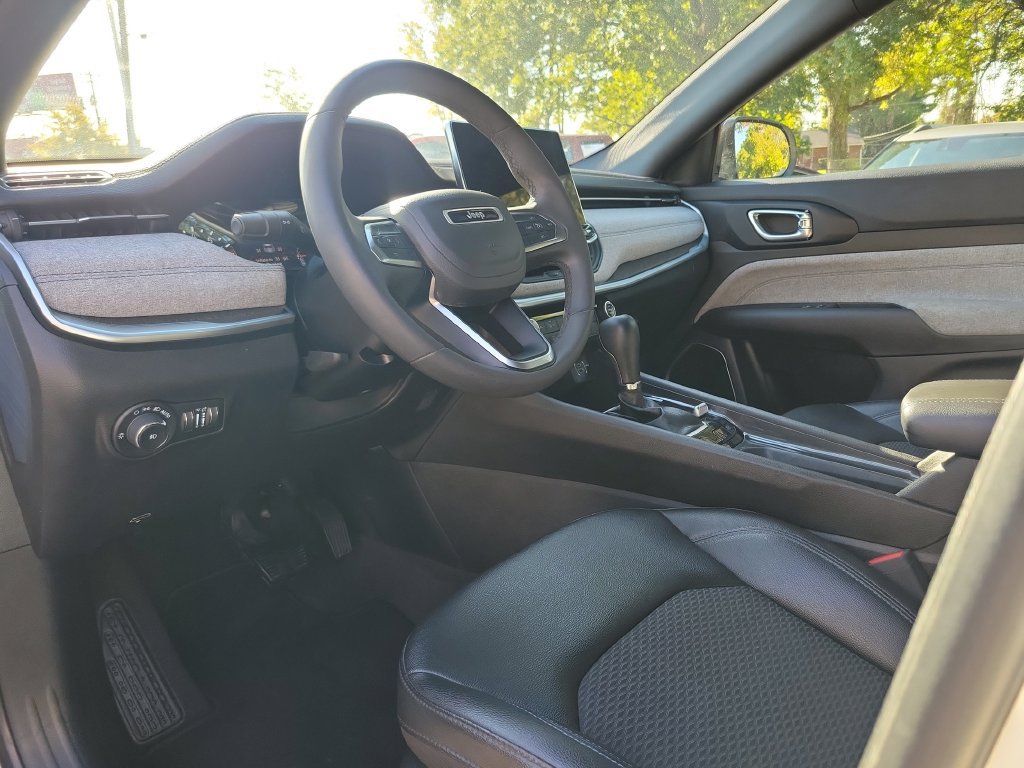 Used 2024 Jeep Compass Latitude AWD/4WD image 25