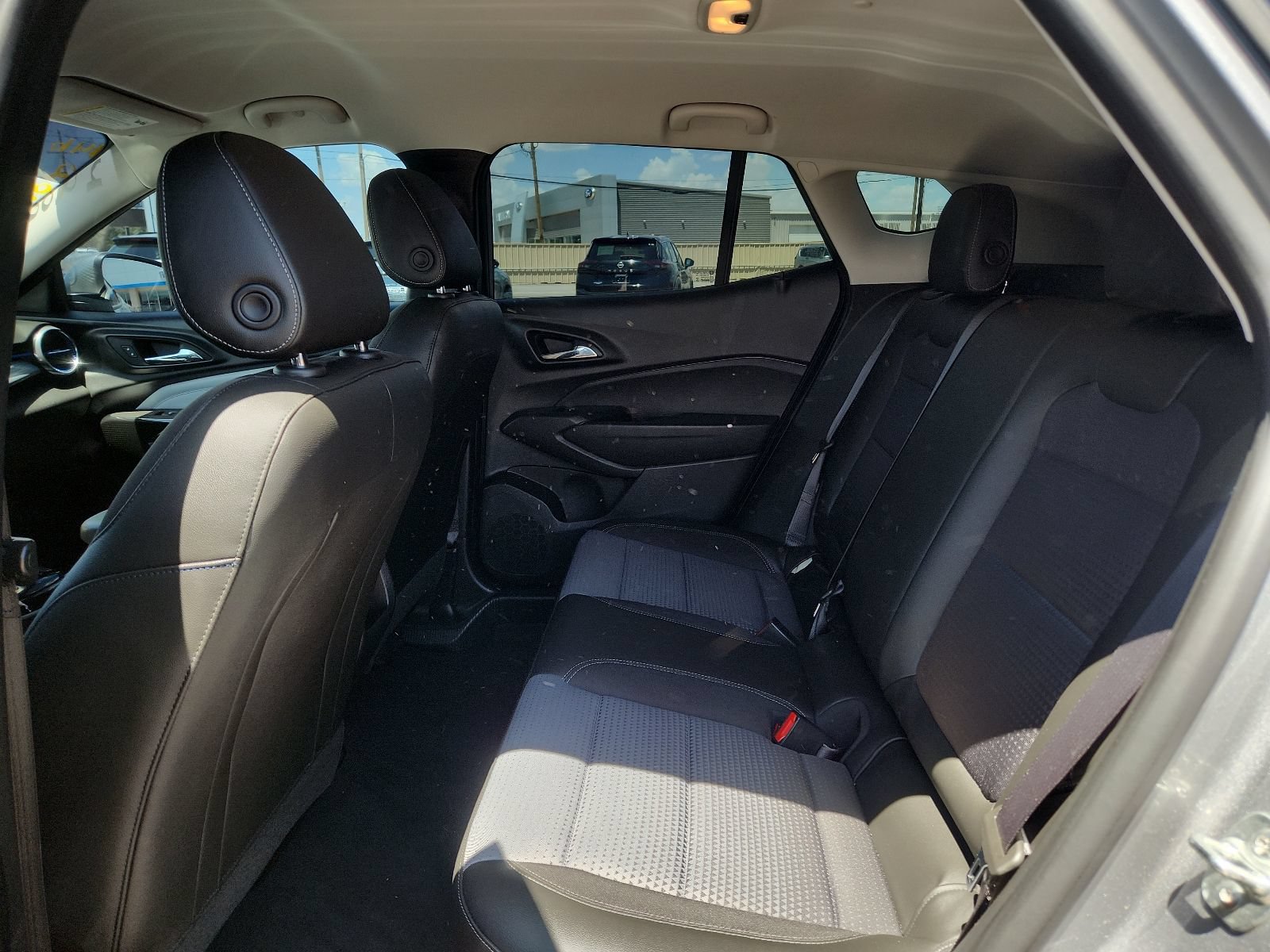 Used 2025 Chevrolet Trax LT FWD image 8