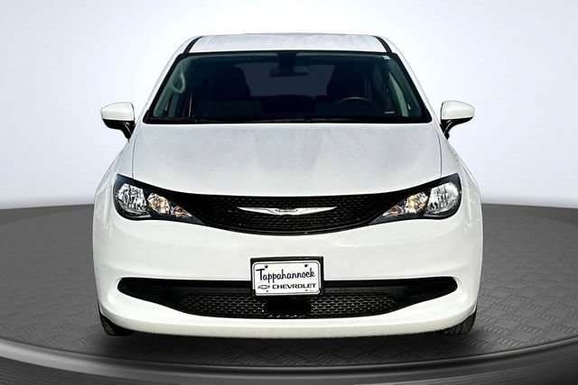 Used 2022 Chrysler Voyager LX FWD image 2