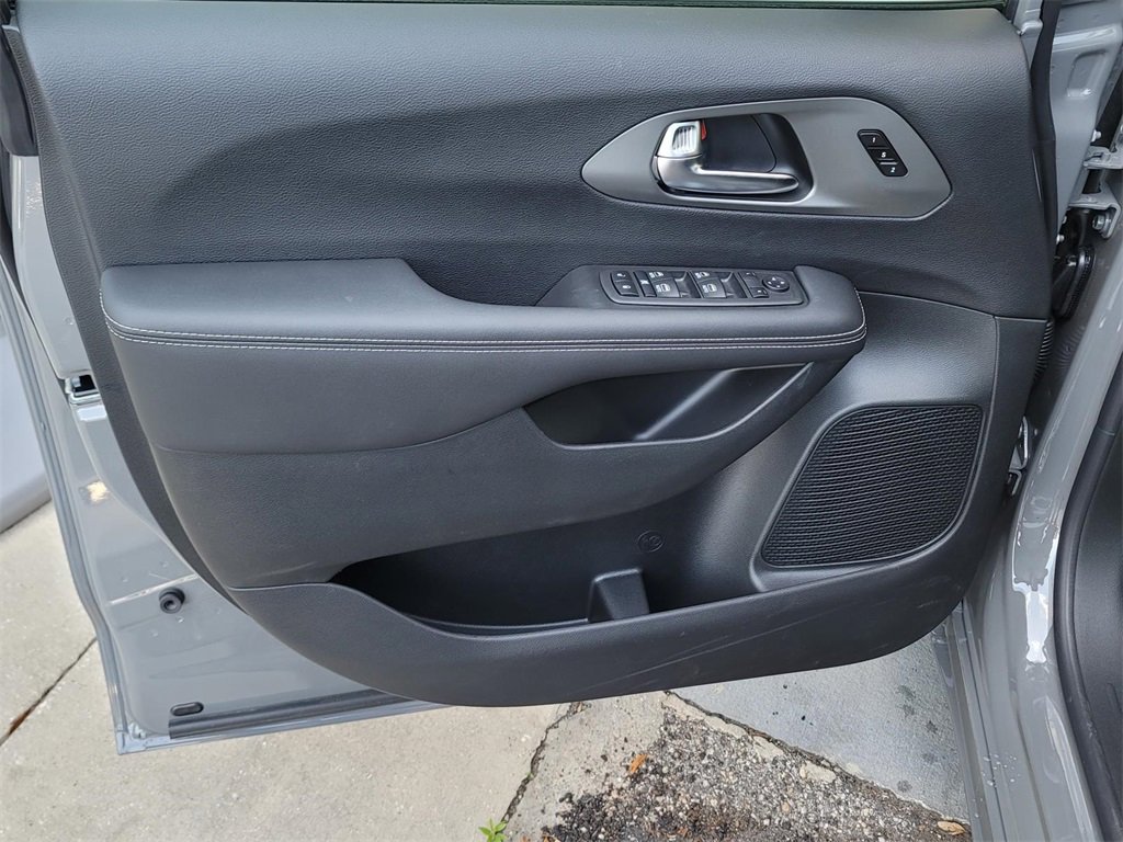 New 2025 Chrysler Pacifica Select image 37