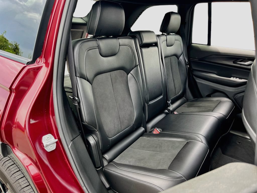 Used 2025 Jeep Grand Cherokee Altitude RWD image 25