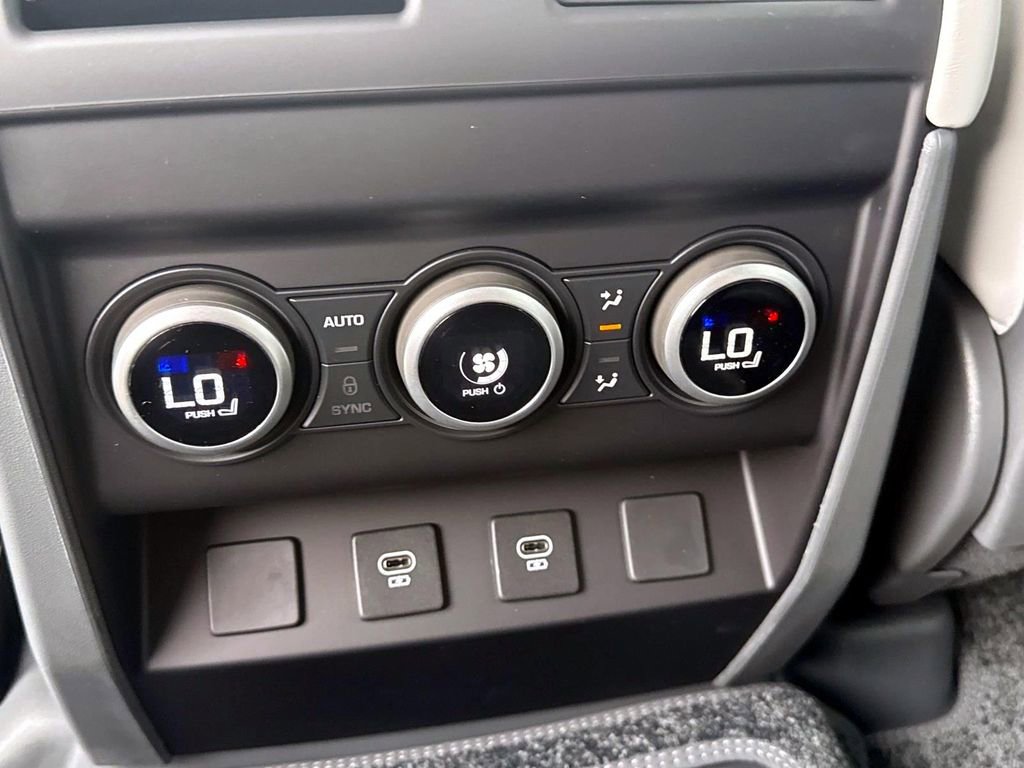 New 2025 Land Rover Defender 130 X-Dynamic SE image 15