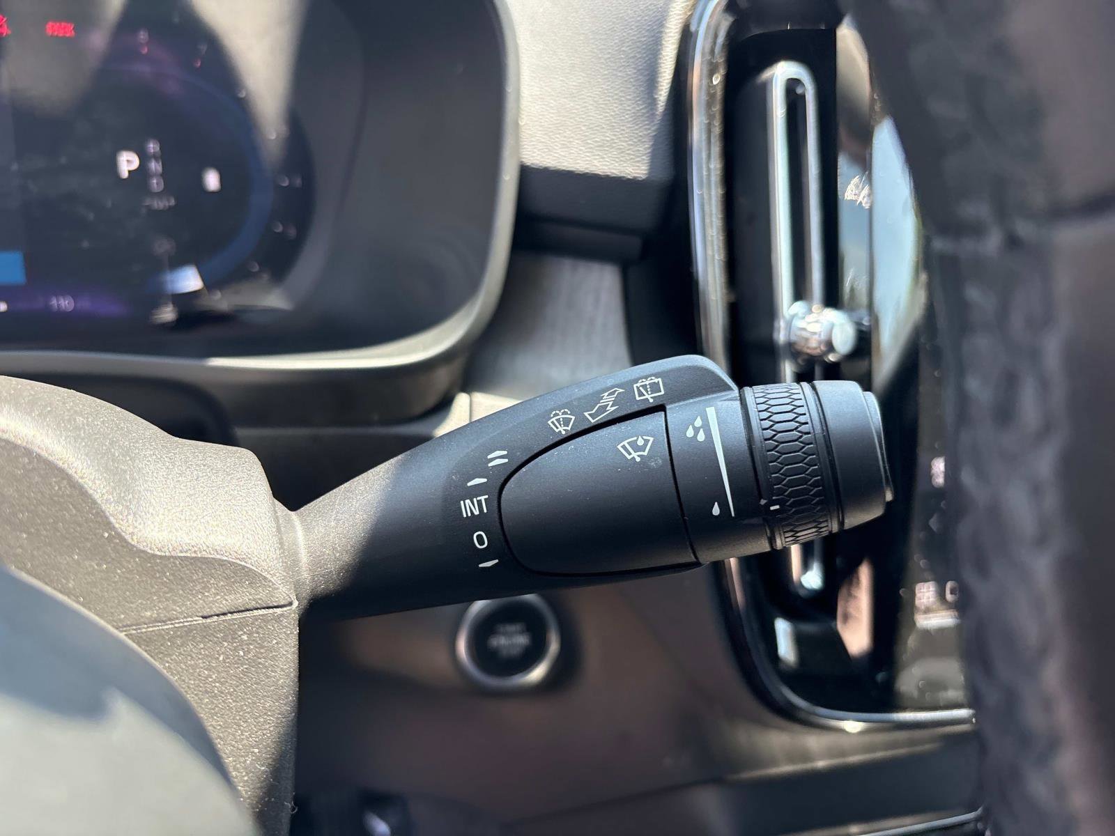 Used 2023 Volvo XC40 B5 Plus image 24