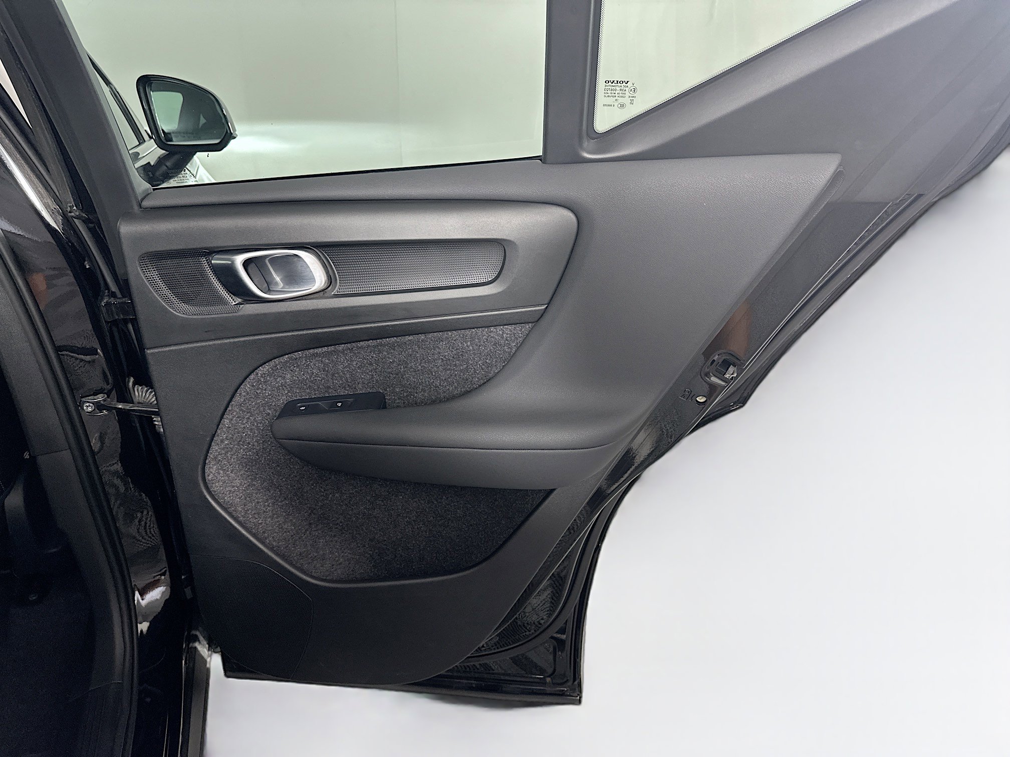 Used 2025 Volvo XC40 B5 Plus image 32