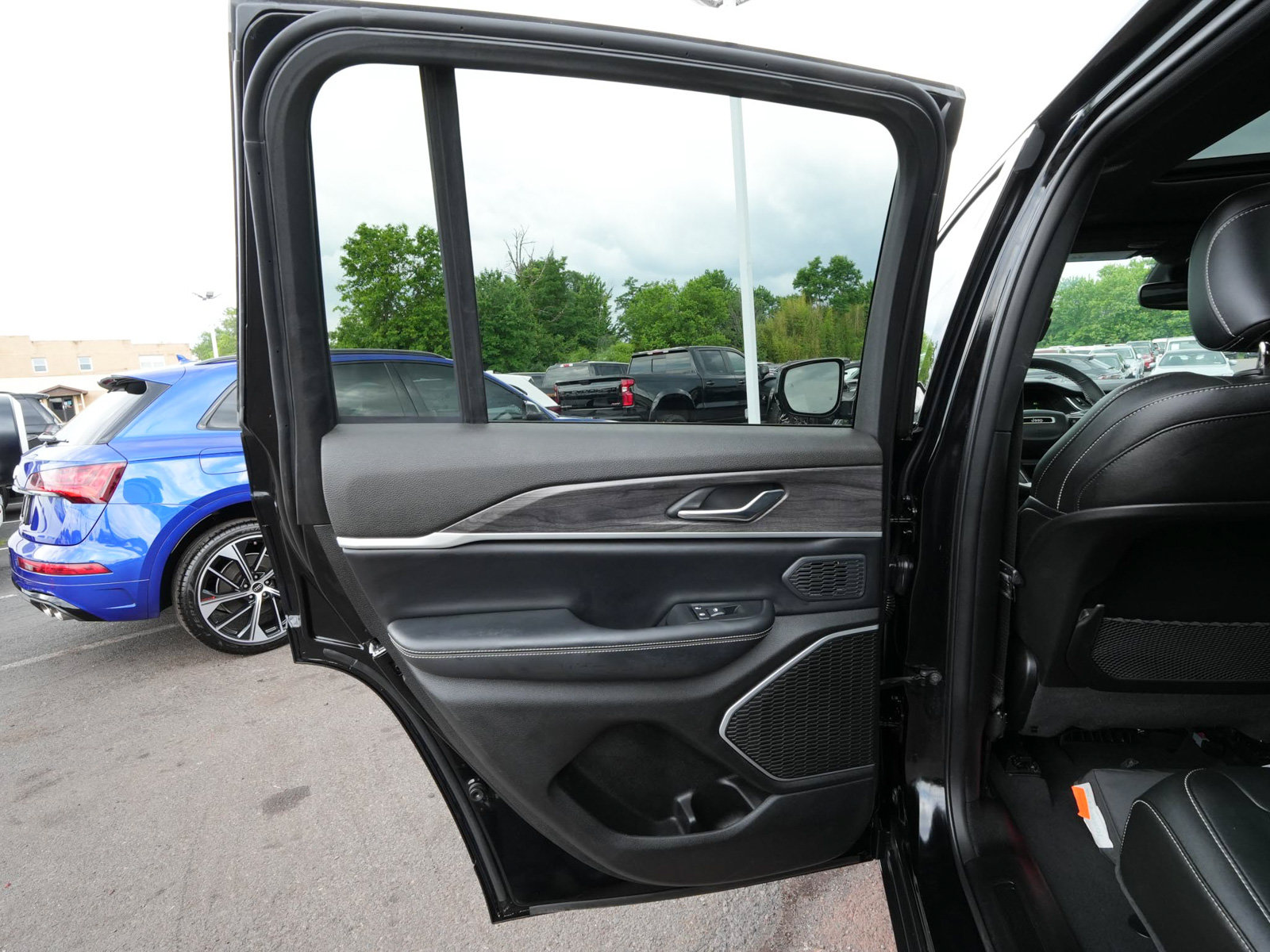 Used 2024 Jeep Grand Cherokee Limited 4xe AWD/4WD image 13