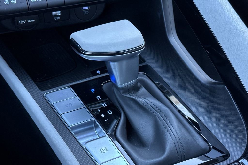 Used 2025 Hyundai Elantra Limited image 19