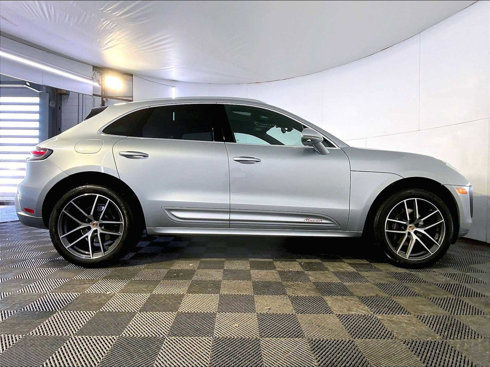 Certified 2023 Porsche Macan image 8