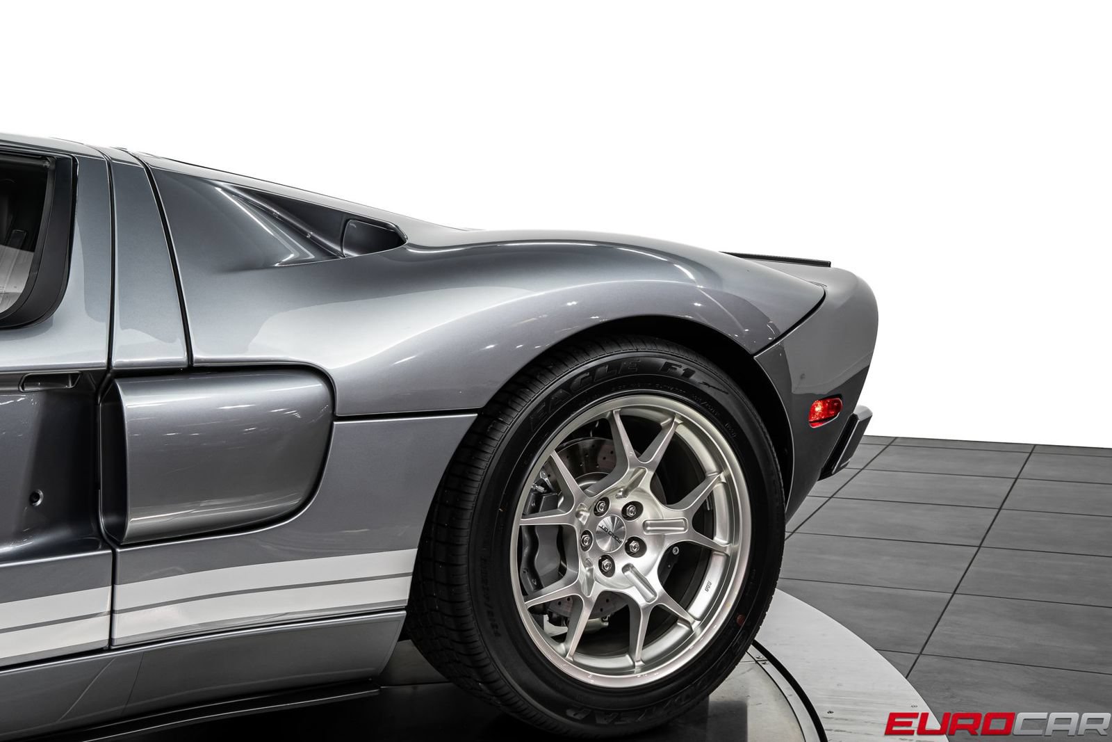Used 2006 Ford GT RWD image 17