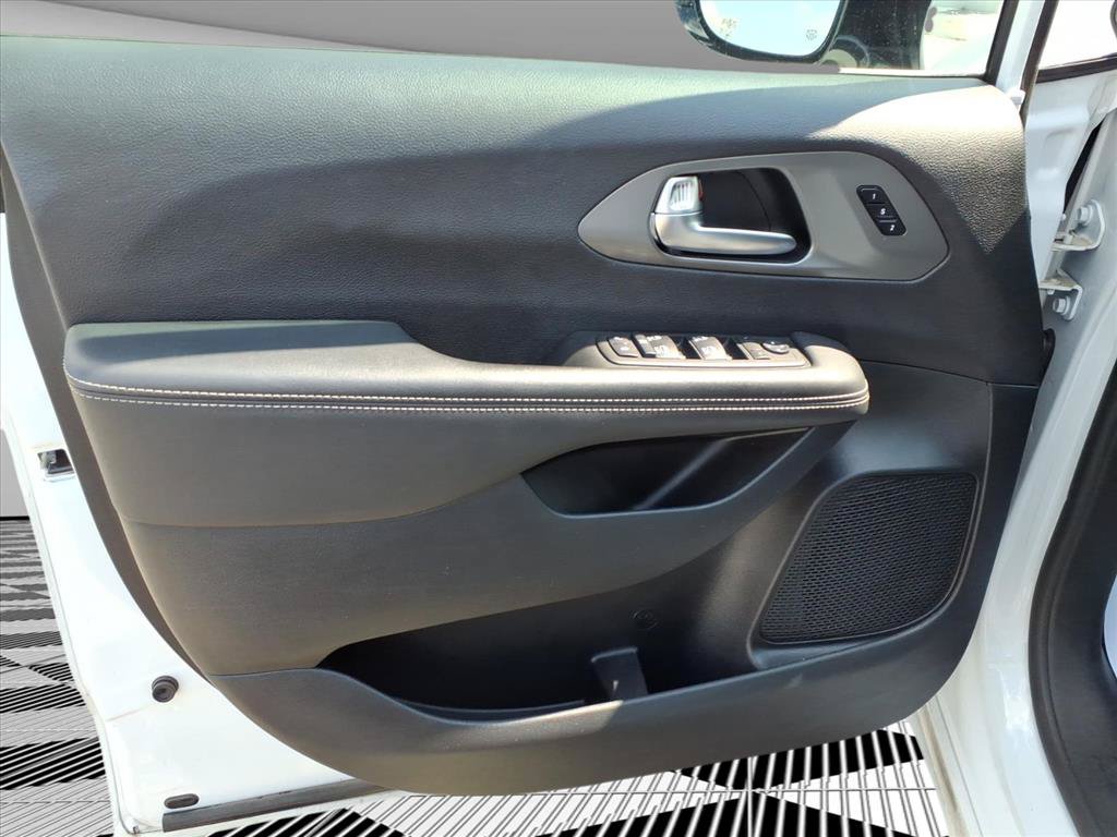 Used 2025 Chrysler Pacifica Select FWD image 16