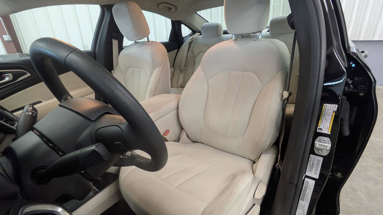 Used 2015 Chrysler 200 Limited image 3