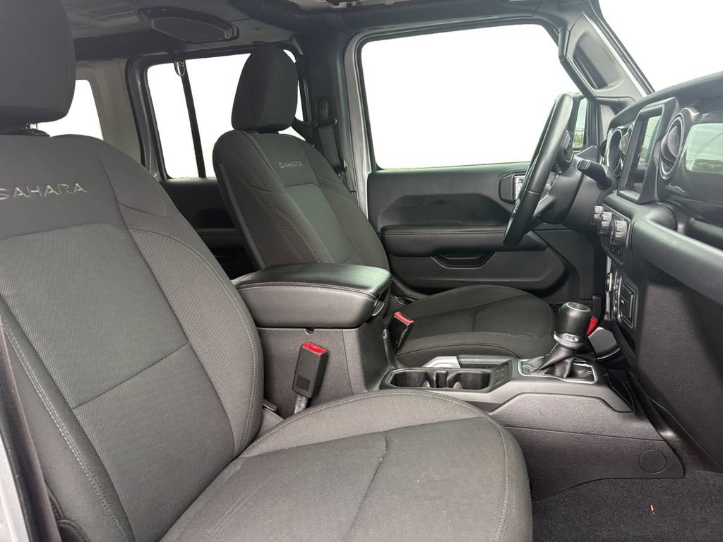Used 2018 Jeep Wrangler Unlimited Sahara AWD/4WD image 16
