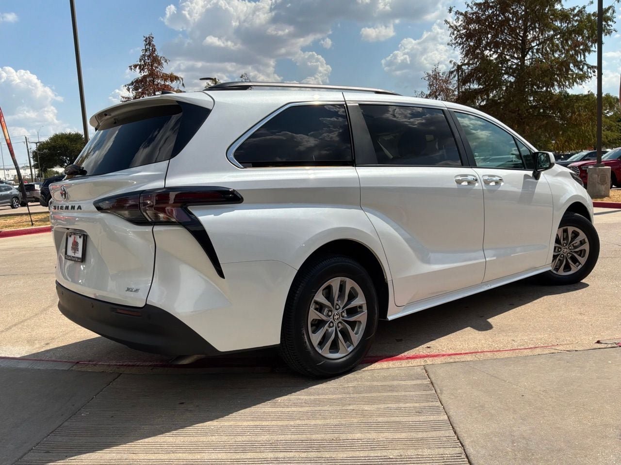 Used 2026 Toyota Sienna XLE FWD image 6