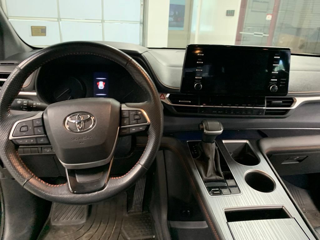 Used 2024 Toyota Sienna XSE FWD image 8