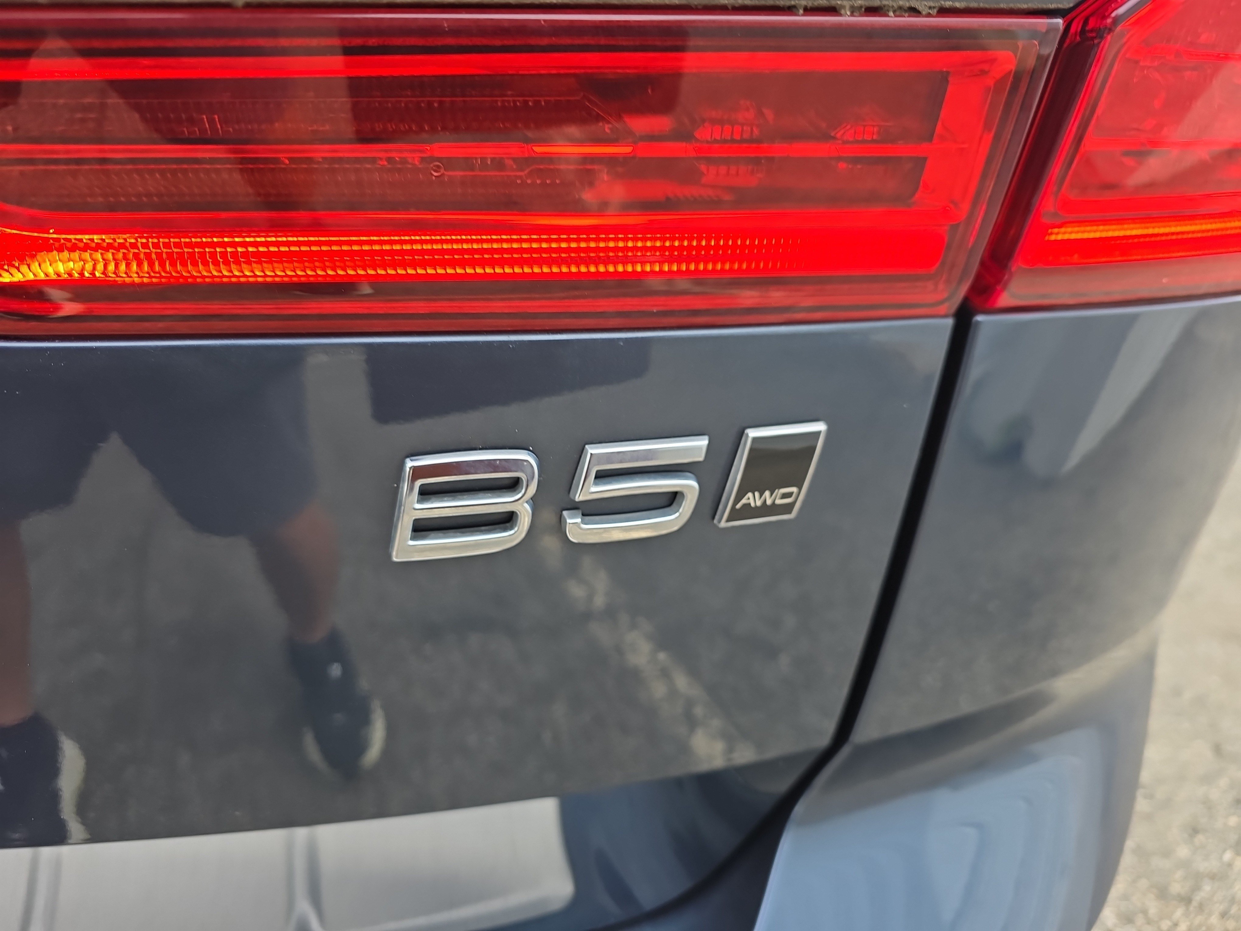 Used 2022 Volvo XC60 B5 Momentum w/ Climate Package AWD/4WD image 5