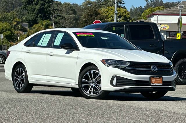 Used 2024 Volkswagen Jetta Sport image 2