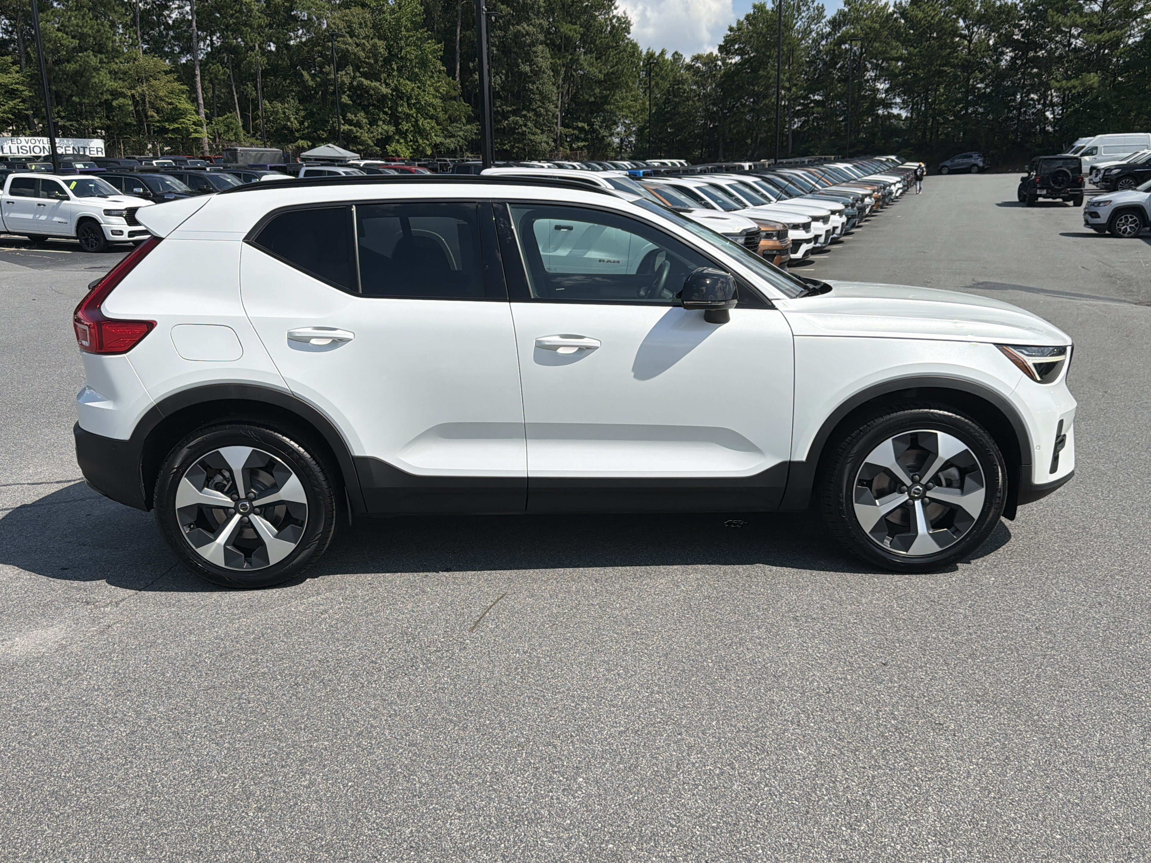 Used 2023 Volvo XC40 B4 Ultimate FWD image 9