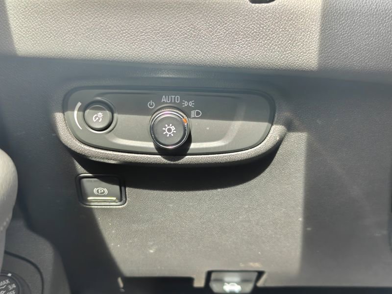 Used 2023 GMC Terrain SLE w/ Driver Convenience Package image 24