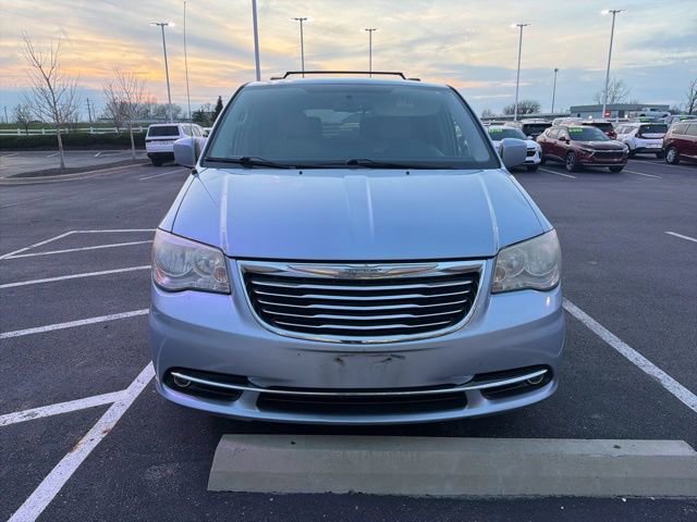 Used 2013 Chrysler Town & Country Touring image 2