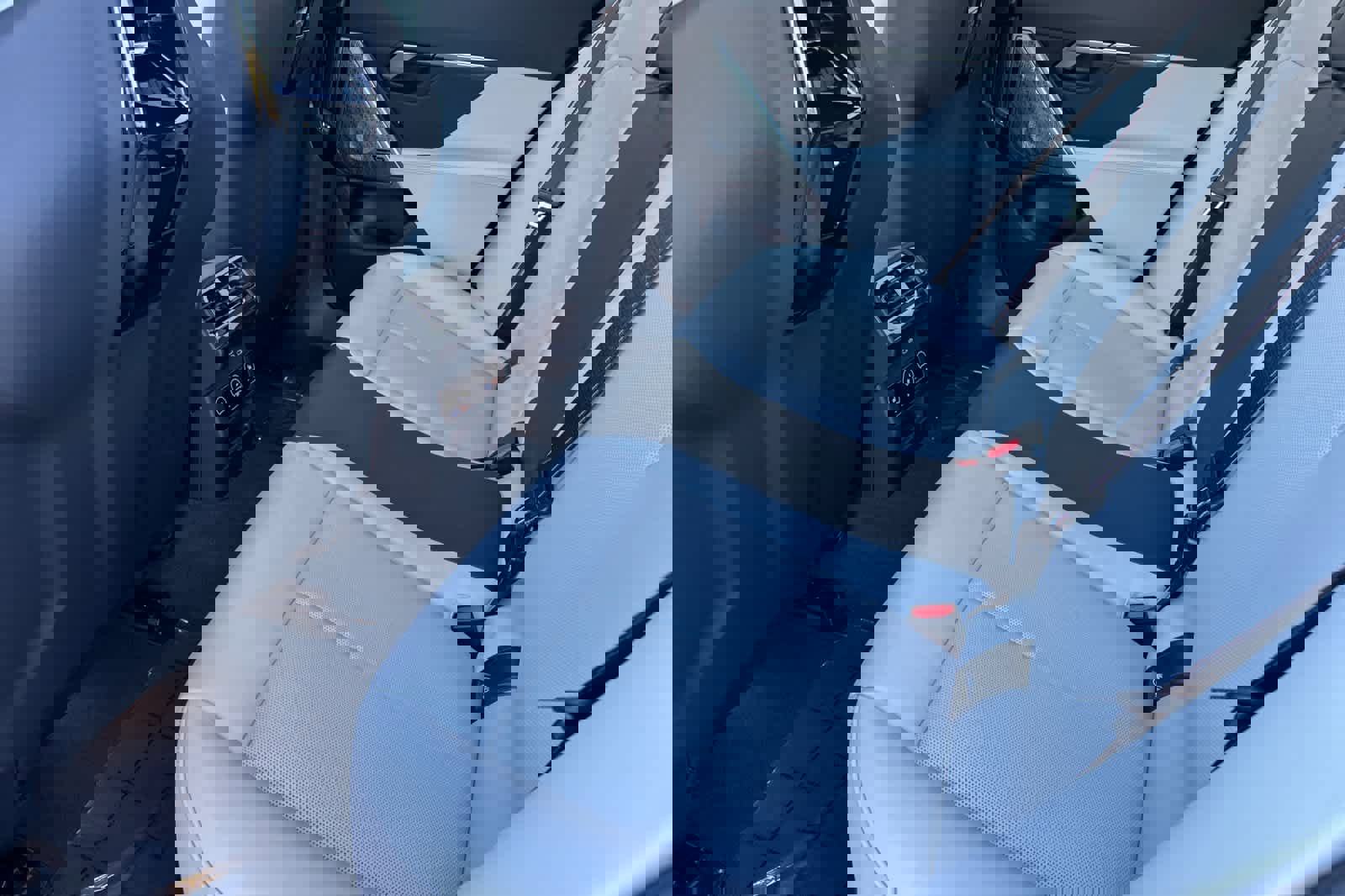 Used 2025 BMW M5 w/ Carbon Package image 4