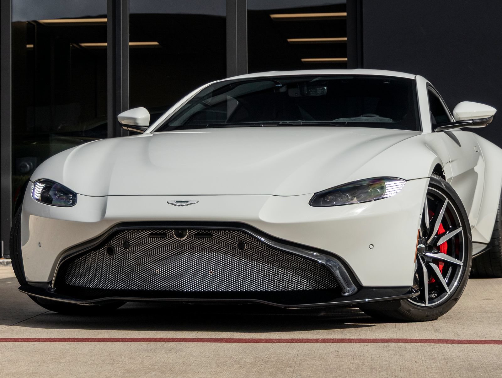 Used 2019 Aston Martin V8 Vantage Coupe RWD image 3