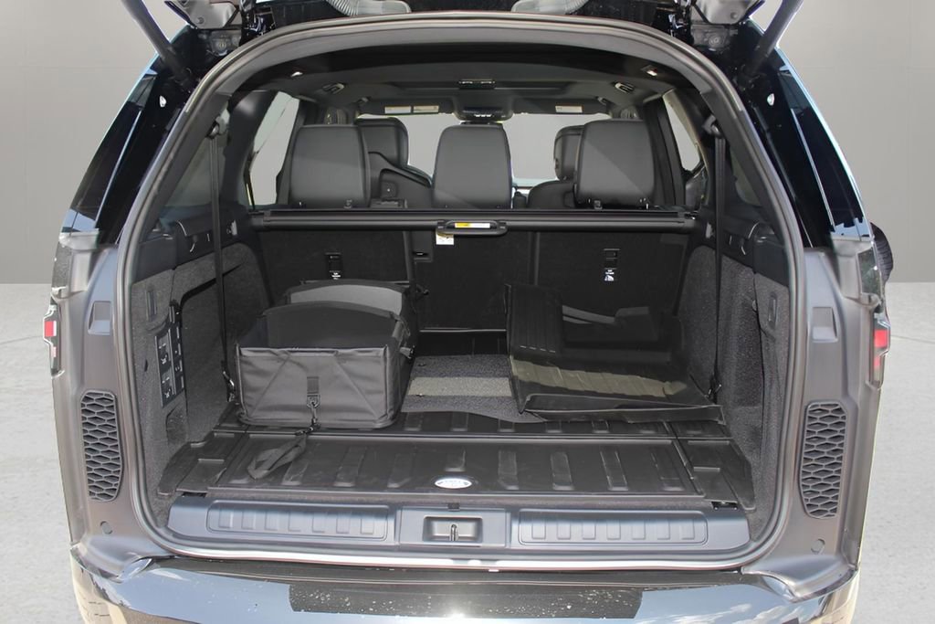 New 2025 Land Rover Discovery Dynamic SE image 15