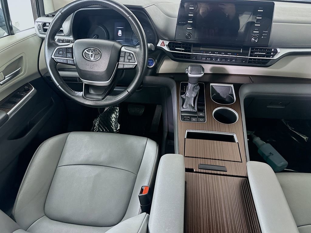 Used 2024 Toyota Sienna XLE FWD image 18