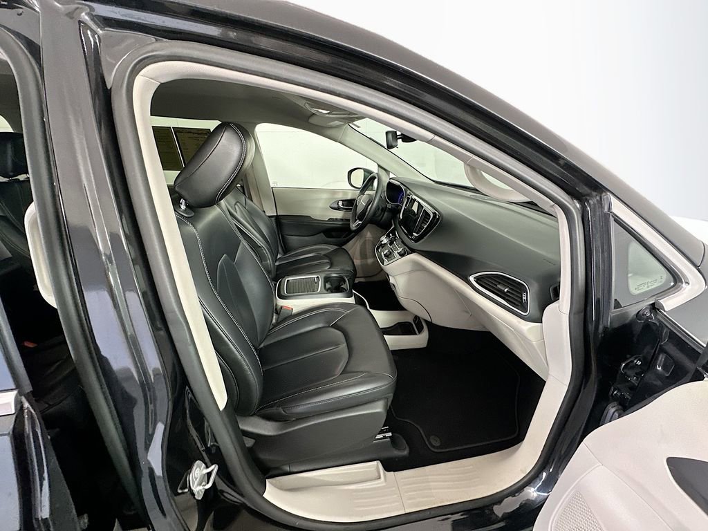 Used 2023 Chrysler Pacifica Touring-L image 27