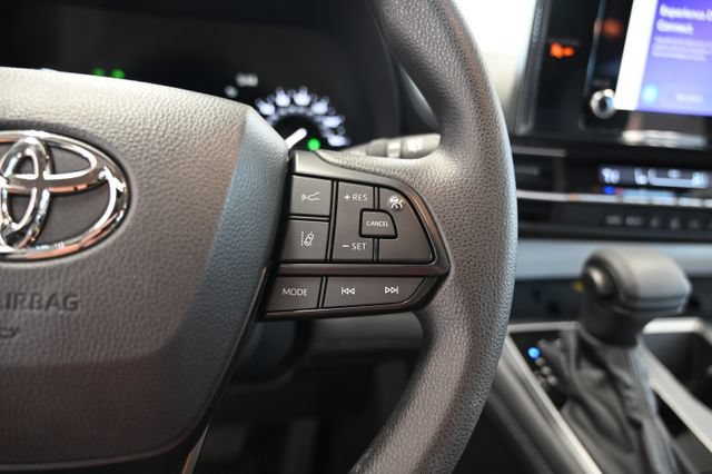 Used 2025 Toyota Sienna LE AWD/4WD image 23