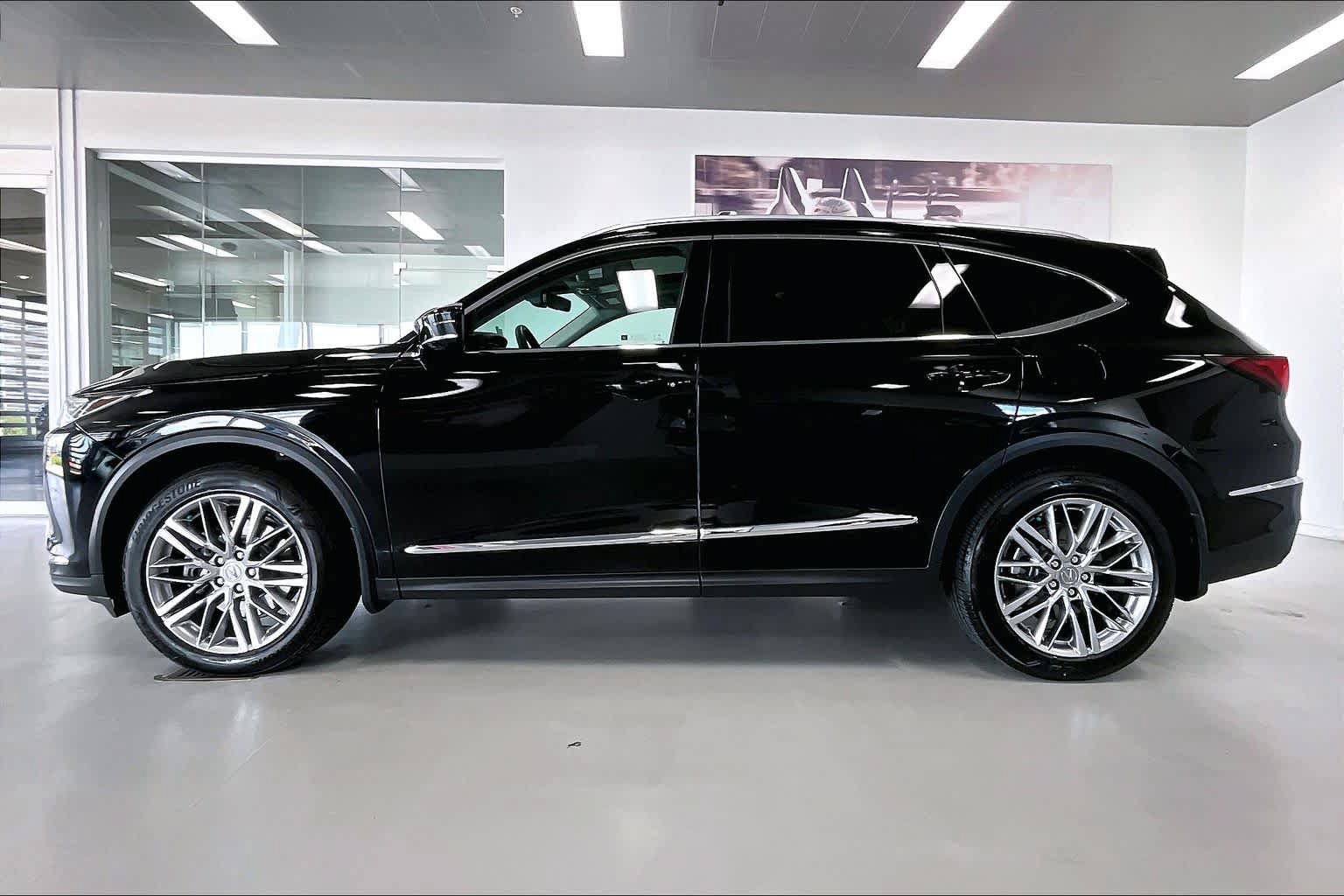 Used 2023 Acura MDX SH-AWD w/ Advance Package image 3