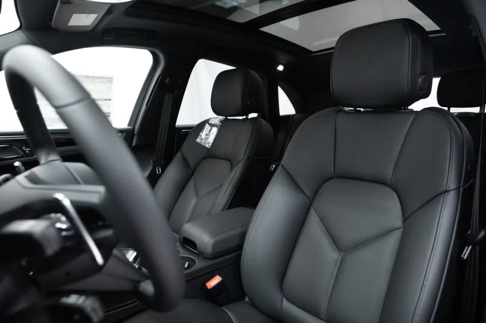 Certified 2026 Porsche Macan AWD/4WD image 5