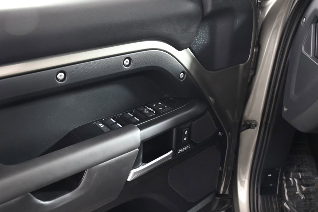 Used 2025 Land Rover Defender 130 X-Dynamic SE image 15