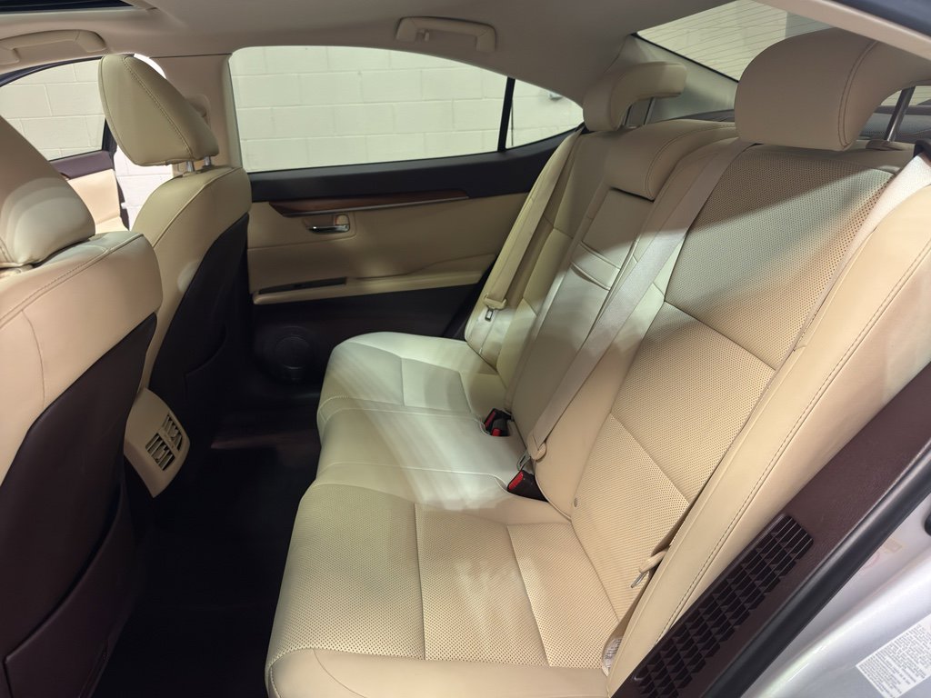 Used 2016 Lexus ES 300h image 29