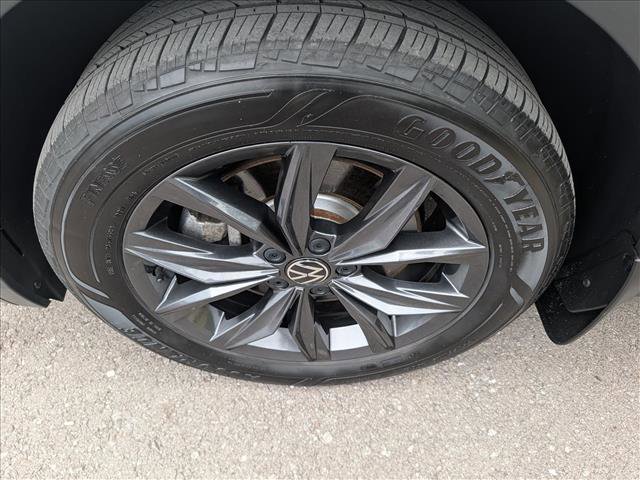 Used 2023 Volkswagen Tiguan SE w/ Panoramic Sunroof Package FWD image 9