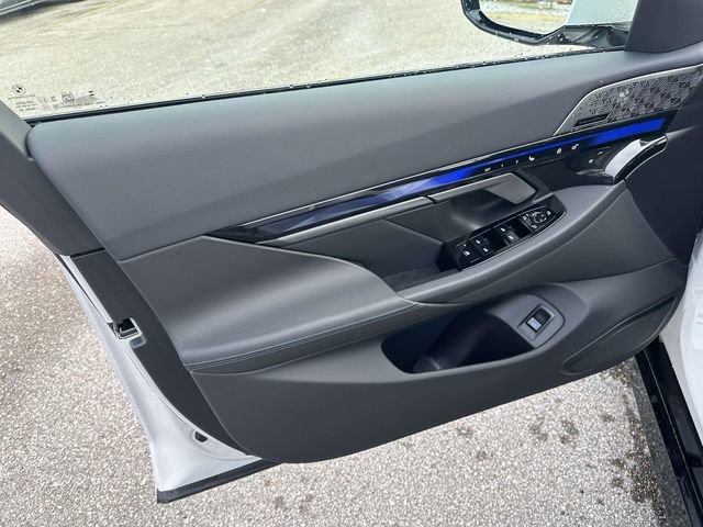 Used 2026 BMW 550e xDrive w/ Premium Package image 22