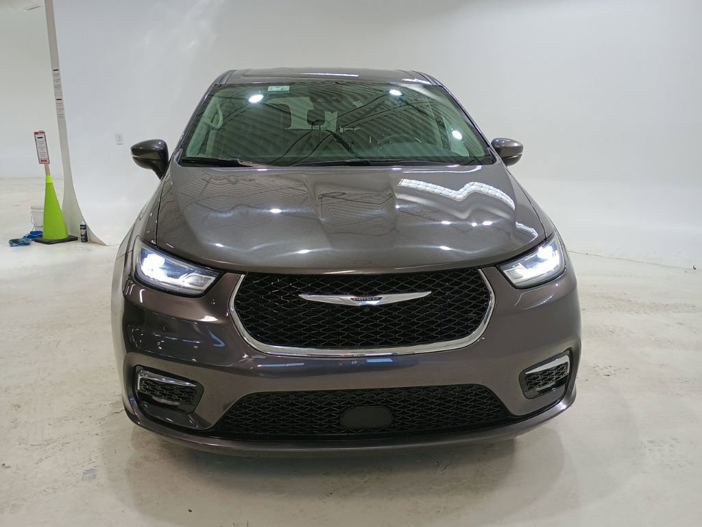 Used 2023 Chrysler Pacifica Touring-L image 2