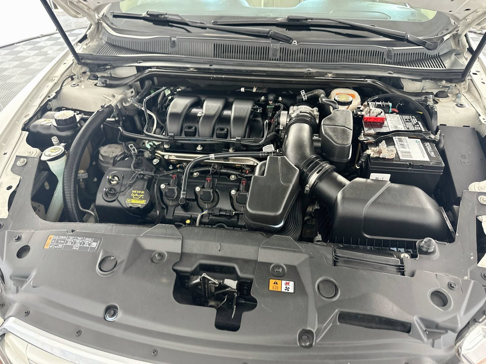 Used 2016 Ford Taurus Limited w/ Equipment Group 301A FWD image 34