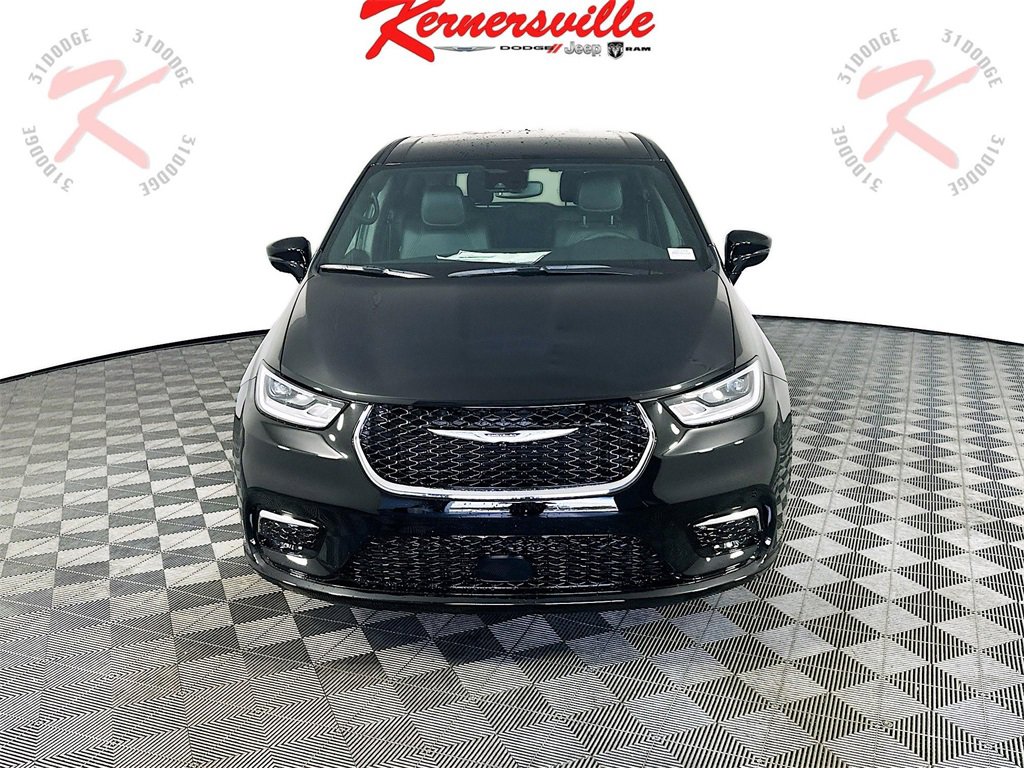 New 2026 Chrysler Pacifica Select image 2